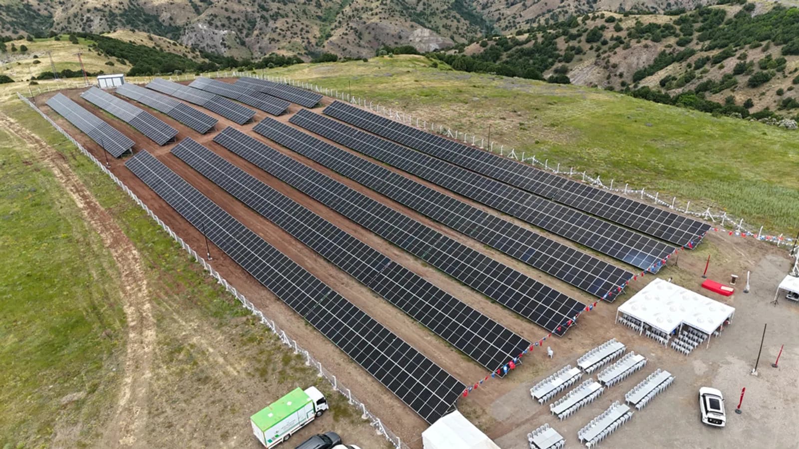 Zara Kürünlü köyünde kurulan Sidaş güneş enerji santralinin havadan görünümü